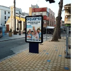 Mupi frente al bar La Tropical, en el paseo de la Feria esquina con la calle de la Concepción, Los Alcázares